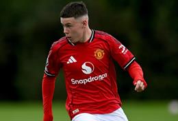 Cậu cả nhà Rooney thất vọng khi dính chấn thương, phải dùng nạng