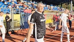 Cầu thủ lập kỷ lục thế giới khi thi đấu chuyên nghiệp ở tuổi 70