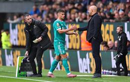 Arne Slot tiết lộ lí do thay Milos Kerkez ngay hiệp 1