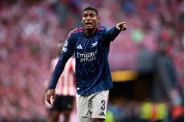 Jurrien Timber đưa Cristhian Mosquera lên mây