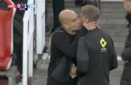 Pep Guardiola hôn trọng tài ở trận hòa Arsenal