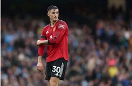 Rio Ferdinand không hài lòng với Benjamin Sesko