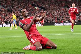 "Song sát" Isak vs Ekitike đều nổ súng, Liverpool lọt vào vòng 4 Carabao Cup