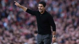 Carragher tiếp tục khẩu chiến với Arteta về lối chơi của Arsenal