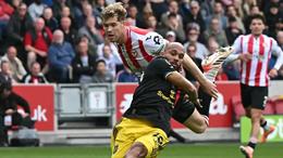 Cựu trọng tài Premier League: "Collins phải nhận thẻ đỏ trước MU"