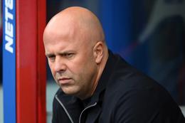 Arne Slot than phiền về quả phạt đền sau trận thua Galatasaray