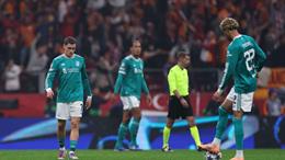 Carragher chỉ trích Liverpool thi đấu như một đội bóng rổ