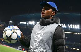 Con trai Thiago Silva nhặt bóng tại Champions League