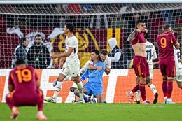 Roma sút hỏng penalty 3 lần liên tiếp
