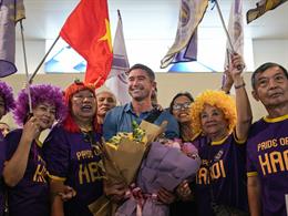 Danh thủ Liverpool được chào đón khi đến Hà Nội FC
