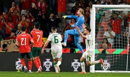 Ronaldo sút hỏng 11m, Bồ Đào Nha thắng nhọc