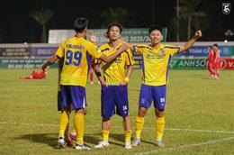 Trọng tài gây tranh cãi khi HLV Park Hang Seo đến dự khán