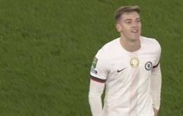 Vừa trở lại đã nhận thẻ đỏ, Liam Delap bị chỉ trích dữ dội