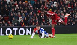 Sao trẻ Liverpool nhận thẻ đỏ trong cả 2 trận ra mắt CLB