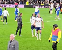 Thomas Frank bị học trò phớt lờ sau thất bại trước Chelsea