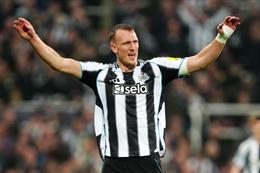 Dan Burn được so sánh với Van Persie sau pha đánh đầu ấn tượng