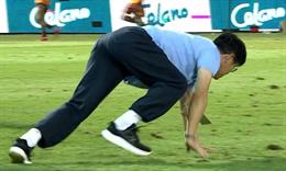 Giám đốc kĩ thuật HAGL ăn mừng bàn thắng cực dị