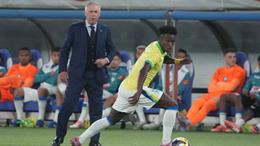 Ancelotti thuyết phục Vinicius Junior đá trung phong cho tuyển Brazil