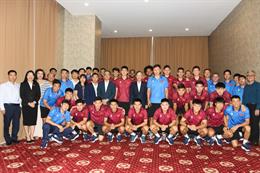 Đại sứ quán Việt Nam tại Lào thăm, động viên ĐT Việt Nam