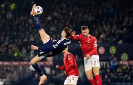 McTominay tái hiện siêu phẩm của Ronaldo, đưa Scotland tới World Cup