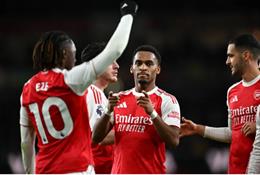 Jurrien Timber khiến Ben White bị lu mờ