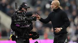 Pep Guardiola xin lỗi sau màn va chạm với quay phim ở trận thua Newcastle