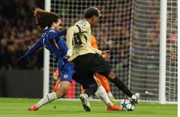 Robert Sanchez khen ngợi Marc Cucurella vì đã bỏ túi Lamine Yamal