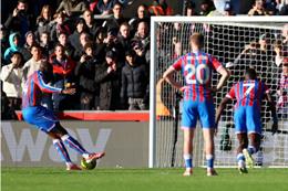 Vì sao Jean-Phillipe Mateta được thực hiện lại quả 11m trước MU?