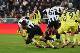 Tranh cãi về quả phạt đền của Newcastle trước Tottenham