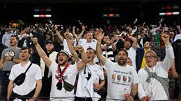 Barca siết việc bán vé C1 vì sợ CĐV Frankfurt tràn ngập Camp Nou