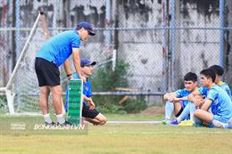 HLV Kim Sang Sik đem sa bàn vào sân tập