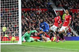 Gary Neville chỉ trích Luke Shaw sau trận hòa Bournemouth