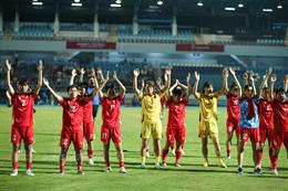 Tuyển nữ Việt Nam nhận thưởng sau tấm HCB SEA Games 33