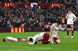 Arsenal gặp bất lợi lớn trong cuộc đua với Man City