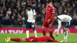 Van Dijk bảo vệ Xavi Simons sau tấm thẻ đỏ trước Liverpool