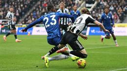 Newcastle yêu cầu làm rõ quyết định không thổi phạt đền trước Chelsea