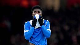 HLV Cameroon thừa nhận Baleba bị xao nhãng vì tin đồn cập bến MU