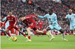 Cựu cầu thủ MU đến bệnh viện sau trận hòa Liverpool