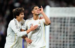 Bellingham đáp trả chỉ trích đời tư bằng màn ăn mừng "cạn ly"