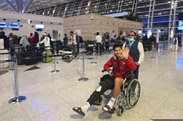 Hiểu Minh phải ngồi xe lăn, U23 Việt Nam ra sân bay về nước lúc nửa đêm