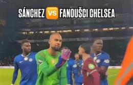 Robert Sanchez tranh cãi với các cổ động viên Chelsea 