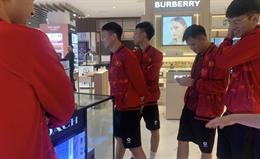 Futsal Việt Nam đi shopping trước trận tứ kết châu Á 2026