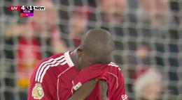 Ibrahima Konate bật khóc trong ngày trở lại sau biến cố gia đình