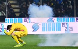 CĐV Inter Milan mất ngón tay vì ném pháo vào thủ môn Indonesia