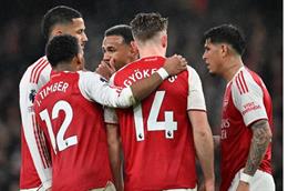 Steve Bruce phản bác bình luận của Paul Scholes về Arsenal