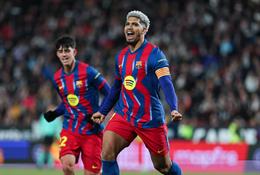 Hansi Flick: Barcelona sẽ tiếp tục đồng hành cùng Ronald Araujo