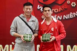 Khuất Văn Khang trổ tài gói bánh chưng