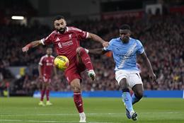 Arne Slot đòi thẻ đỏ cho Marc Guehi vì kéo áo Salah