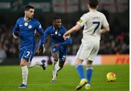 HLV Liam Rosenior chỉ trích Moises Caicedo sau trận hòa Leeds United