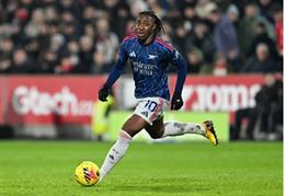 Eberechi Eze bị chỉ trích sau trận hòa Brentford